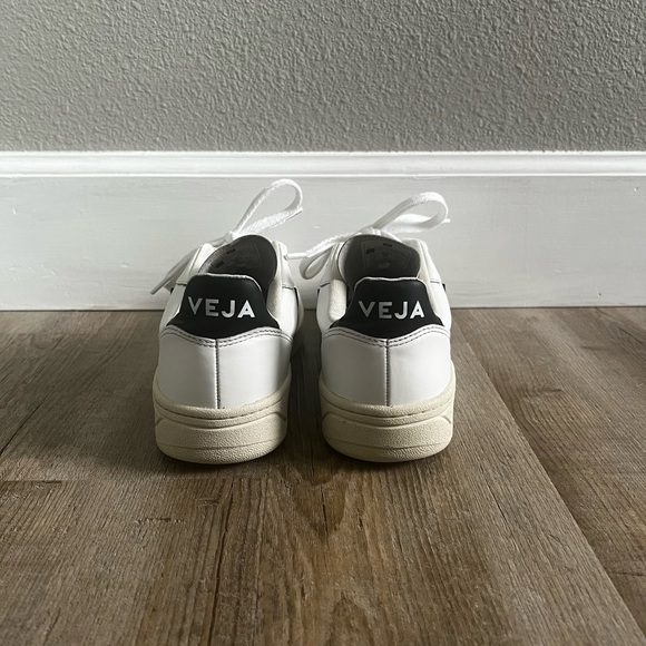 Women’s Veja V-10 Sneaker in Extra White & Black - Picture 3 of 9